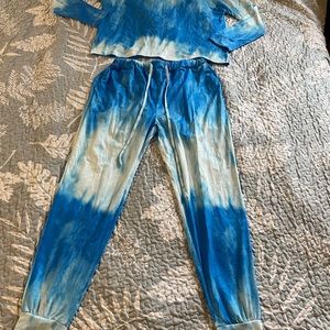 NWTS women’s size medium Romantic Hut 2 piece lounge set blue tie dye